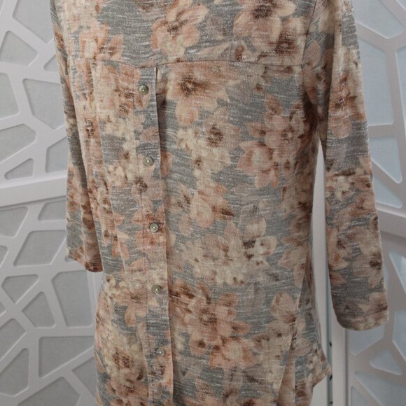 Rose + Olive Womens Top Size Medium Pink & Gray Floral Back Buttons 3/4 Sleeve - Picture 6 of 12
